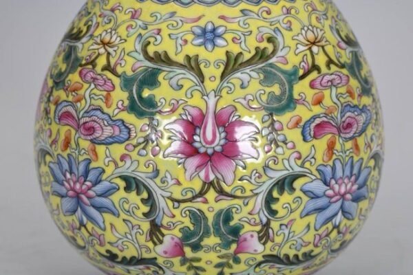 Qing Dynasty, Qianlong period, enameled yellow-ground garlic vase - Image 4